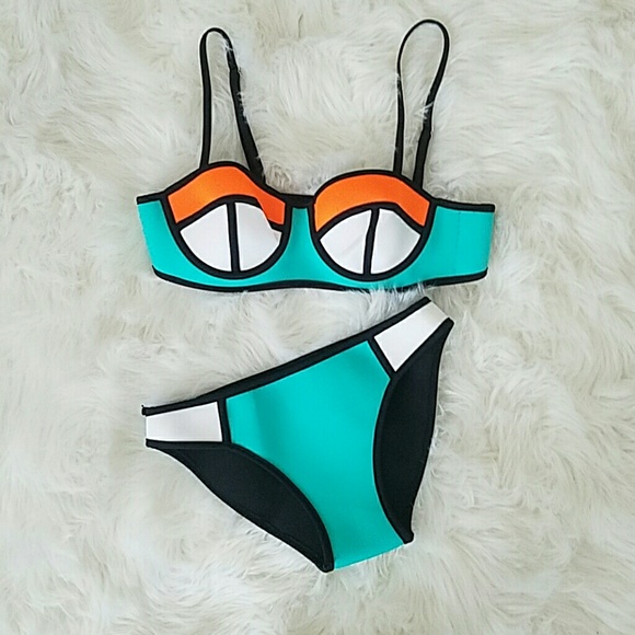 Bikini - Picture 1 of 6